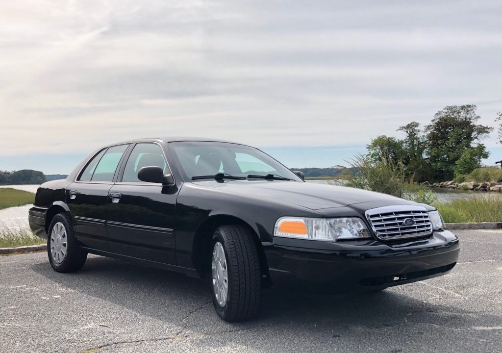 Ford Crown Victoria Wins “Best Cop Car Of All Time”… Beating Today’s Vehicles